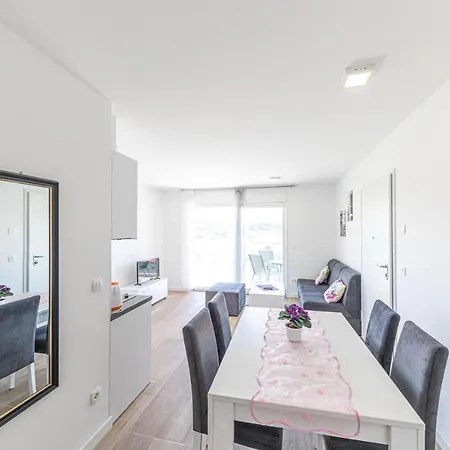 Sea View شقة تروغير